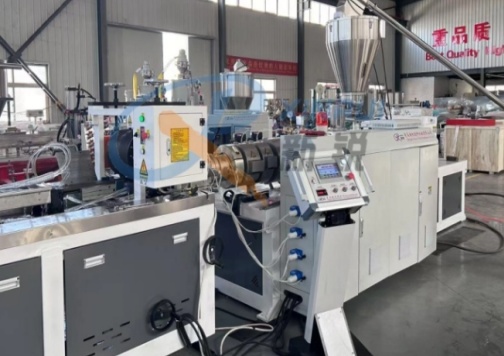 PVC, PET o ABS: elección de la máquina para fabricar láminas de plástico adecuada para su aplicación