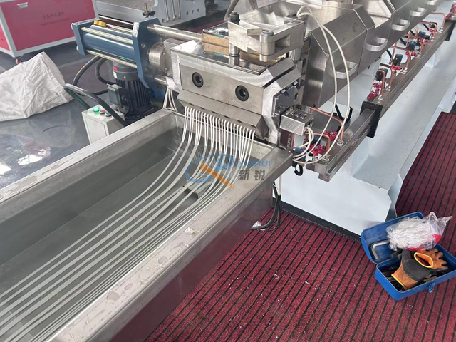 TPR TPV TPE Materia prima granular para formar una máquina de extracción de láminas de alfombras de automóvil